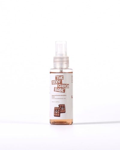 ACQUA PROFUMATA CIOCCOLATO INTENSO YUMMY BEAUTY Un’esperienza sensoriale unica, pensata per chi non resiste al profumo avvolgente e goloso del cioccolato. L’Acqua Profumata Cioccolato Intenso di Yummy Beauty trasforma ogni spruzzo in una dolce coccola, lasciando sulla pelle una scia irresistibile di cioccolato esotico e seducente. Un’esplosione di piacere per i veri amanti del cioccolato Le note calde e avvolgenti del cioccolato fondente regalano una fragranza intensa e sofisticata, perfetta per chi ama i profumi gourmand e vuole distinguersi con un aroma unico e inconfondibile.