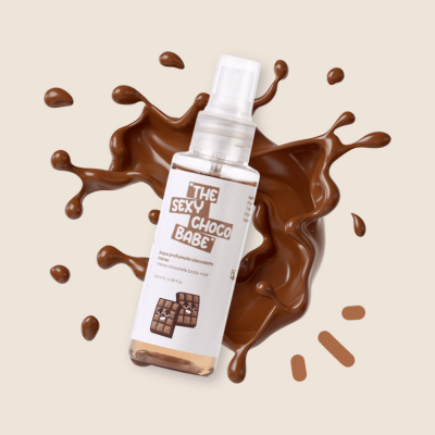 ACQUA PROFUMATA CIOCCOLATO INTENSO YUMMY BEAUTY Un’esperienza sensoriale unica, pensata per chi non resiste al profumo avvolgente e goloso del cioccolato. L’Acqua Profumata Cioccolato Intenso di Yummy Beauty trasforma ogni spruzzo in una dolce coccola, lasciando sulla pelle una scia irresistibile di cioccolato esotico e seducente. Un’esplosione di piacere per i veri amanti del cioccolato Le note calde e avvolgenti del cioccolato fondente regalano una fragranza intensa e sofisticata, perfetta per chi ama i profumi gourmand e vuole distinguersi con un aroma unico e inconfondibile.