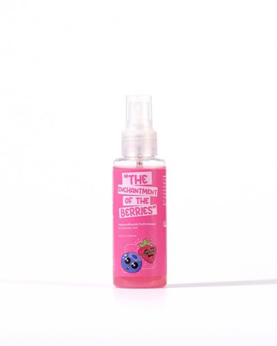 ACQUA PROFUMATA FRUTTI DI BOSCO YUMMY BEAUTY Scopri il profumo avvolgente dei frutti di bosco e lasciati conquistare da una fragranza dolce e irresistibile. L’Acqua Profumata Frutti di Bosco di Yummy Beauty è l’essenza perfetta per chi ama le note fruttate e vuole avvolgersi in un’aura fresca e seducente. Un’esplosione di frutti rossi sulla pelle More, mirtilli, fragole e lamponi: un mix fruttato che evoca la magia di un bosco incantato, regalando una sensazione di freschezza e dolcezza unica. Perfetta per ogni occasione, questa acqua profumata ti accompagnerà con la sua scia delicata ma persistente.