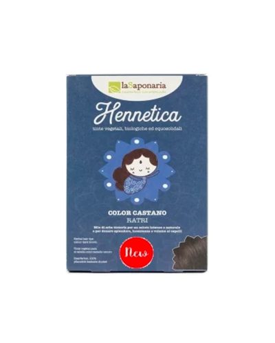 TINTA VEGETALE CASTANO RATRI LA SAPONARIA Tinta vegetale e vegana per capelli color castano scuro. Ratri è la dea della notte che protegge gli uomini dalle insidie e i pericoli dell'oscurità. Allo stesso modo, questa tonalità è un castano scuro freddo ma non cupo, per non indurire lo sguardo come le classiche nuance scure ma per donare un'aria sofisticata e misteriosa. Come tutte le tinte Hennetica, Ratri non contiene picramato di sodio, ammoniaca, sali metallici e nessun additivo chimico ed è realizzata unicamente con erbe tintorie ed hennè di origine biologica per non danneggiare i capelli e donare corpo, splendore e brillantezza alle chiome. Ratri è la tinta che fa per te se desideri bellissimi riflessi naturali castano scuro freddi, capelli che risplendono di salute e un karma più pulito!