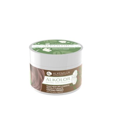 MASCHERA RIFLESSANTE CASTANO FREDDO ALKEMILLA La Maschera Riflessante Castano Freddo Alkemilla è la soluzione ideale per chi desidera ravvivare il colore dei capelli castani tra una tinta e l’altra, mantenendo al contempo una chioma sana, luminosa e idratata. Formulata con cheratina vegetale, nutre in profondità e migliora la struttura del capello, rinforzandolo e donandogli lucentezza.