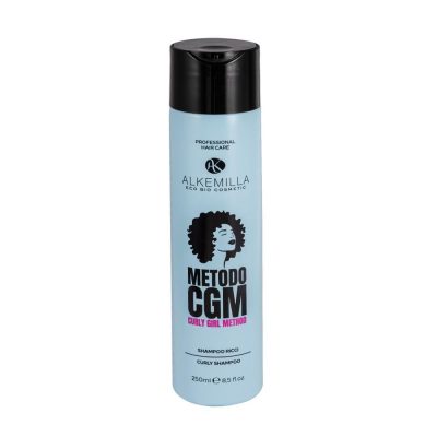 Shampoo Ricci Metodo CGM - Alkemilla. Deterge delicatamente il cuoio capelluto e idrata intensamente i ricci grazie al mix di pregiati estratti vegetali come olio di Mango, Jojoba e Argan ad azione idratante e nutriente che rinforzano la chioma assicurando una brillantezza intensa e rimuovendo lo sporco, le impurità e i residui inquinanti. La sua formulazione, a base di tensioattivi molto delicati, renderà i capelli voluminosi dalla radice e i ricci saranno morbidi ed elastici.