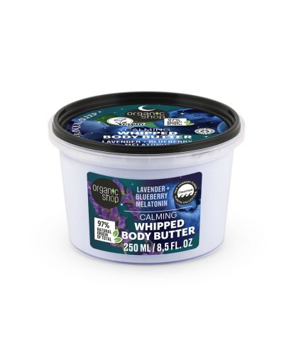 CALMING WHIPPED BODY BUTTER ORGANIC SHOP Burro corpo notte con Lavanda, Mirtillo e Melatonina Rilassati profondamente e rigenera la tua pelle con il Calming Whipped Body Butter, un trattamento corpo ideale per la beauty routine serale. La sua texture soffice e avvolgente idrata intensamente, coccolando i sensi e favorendo il benessere psicofisico.