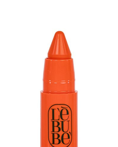 LIP AND CHEEK ORANGE LEBUBE Un solo prodotto, infinite possibilità: blush e rossetto in uno. Un tocco di colore modulabile per guance e labbra. Arricchito con olio di Macadamia e burro di Moringa, nutre la pelle lasciandola morbida e setosa.