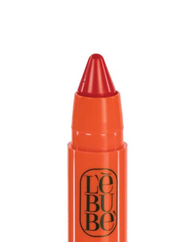 LIP AND CHEEK FIERY RED LEBUBE Un solo prodotto, infinite possibilità: blush e rossetto in uno. Un tocco di colore modulabile per guance e labbra. Arricchito con olio di Macadamia e burro di Moringa, nutre la pelle lasciandola morbida e setosa.