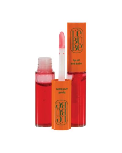 LIP OIL AND BALM ORCHID PINK LEBUBE Due benefici in un unico prodotto: la lucentezza effetto “glossy” di un lip oil e le proprietà nutritive di un balsamo labbra. Questa formula non appiccicosa può essere usata sia come gloss quotidiano per labbra più piene e morbide, sia come trattamento notturno per un’idratazione profonda.
