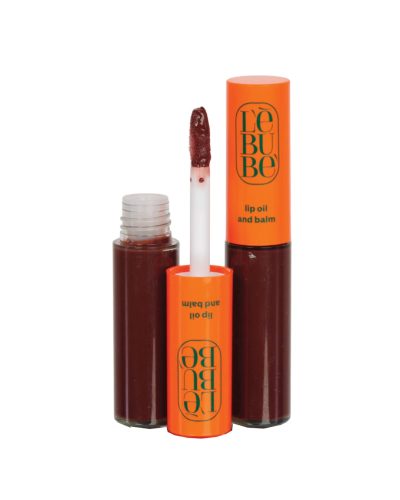 TINTED LIP BALM AND OIL BITTER CHOCOLATE LEBUBE Il Tinted Lip Oil and Balm di Lebubè unisce il tocco di colore di un lip oil colorato con l’idratazione di un balsamo labbra. Arricchito con ingredienti emollienti e rimpolpanti come l’acido ialuronico e il burro di karité, rende le labbra più piene, morbide e con una lucentezza effetto “glossy”, senza risultare appiccicoso.