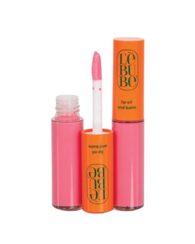 TINTED LIP BALM AND OIL DALIA LEBUBE Il Tinted Lip Oil and Balm di Lebubè unisce il tocco di colore di un lip oil colorato con l’idratazione di un balsamo labbra. Arricchito con ingredienti emollienti e rimpolpanti come l’acido ialuronico e il burro di karité, rende le labbra più piene, morbide e con una lucentezza effetto “glossy”, senza risultare appiccicoso.