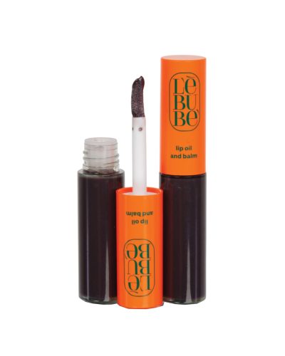TINTED LIP BALM AND OIL ENIGMA LEBUBE Il Tinted Lip Oil and Balm di Lebubè unisce il tocco di colore di un lip oil colorato con l’idratazione di un balsamo labbra. Arricchito con ingredienti emollienti e rimpolpanti come l’acido ialuronico e il burro di karité, rende le labbra più piene, morbide e con una lucentezza effetto “glossy”, senza risultare appiccicoso.