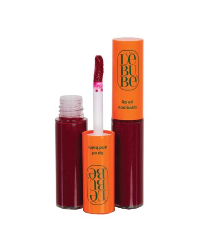 TINTED LIP BALM AND OIL EROTICA LEBUBE Il Tinted Lip Oil and Balm di Lebubè unisce il tocco di colore di un lip oil colorato con l’idratazione di un balsamo labbra. Arricchito con ingredienti emollienti e rimpolpanti come l’acido ialuronico e il burro di karité, rende le labbra più piene, morbide e con una lucentezza effetto “glossy”, senza risultare appiccicoso.
