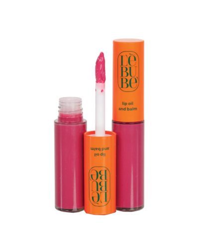 TINTED LIP BALM AND OIL FIRST KISS LEBUBE Il Tinted Lip Oil and Balm di Lebubè unisce il tocco di colore di un lip oil colorato con l’idratazione di un balsamo labbra. Arricchito con ingredienti emollienti e rimpolpanti come l’acido ialuronico e il burro di karité, rende le labbra più piene, morbide e con una lucentezza effetto “glossy”, senza risultare appiccicoso.