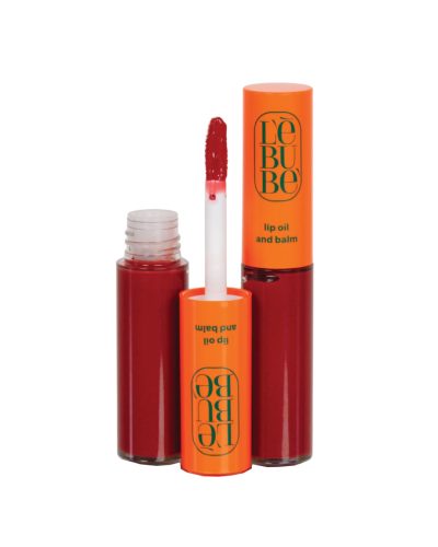 TINTED LIP BALM AND OIL POMEGRANATE LEBUBE Il Tinted Lip Oil and Balm di Lebubè unisce il tocco di colore di un lip oil colorato con l’idratazione di un balsamo labbra. Arricchito con ingredienti emollienti e rimpolpanti come l’acido ialuronico e il burro di karité, rende le labbra più piene, morbide e con una lucentezza effetto “glossy”, senza risultare appiccicoso.