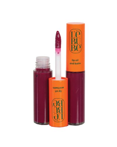 TINTED LIP BALM AND OIL WINE LEBUBE Il Tinted Lip Oil and Balm di Lebubè unisce il tocco di colore di un lip oil colorato con l’idratazione di un balsamo labbra. Arricchito con ingredienti emollienti e rimpolpanti come l’acido ialuronico e il burro di karité, rende le labbra più piene, morbide e con una lucentezza effetto “glossy”, senza risultare appiccicoso.