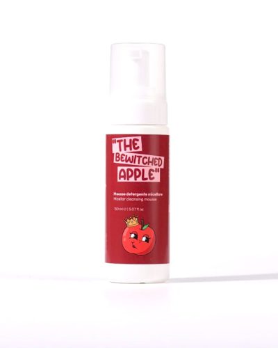 MOUSSE DETERGENTE MICELLARE THE BIWITCHED APPLE YUMMY BEAUTY Dalla doppia detersione, un incantesimo di purezza alla Mela Rossa! La mousse detergente micellare The Bewitched Apple di Yummy Beauty è la protagonista della famosa doppia detersione: un trattamento quotidiano che trasforma la pulizia del viso in un vero rituale di bellezza.