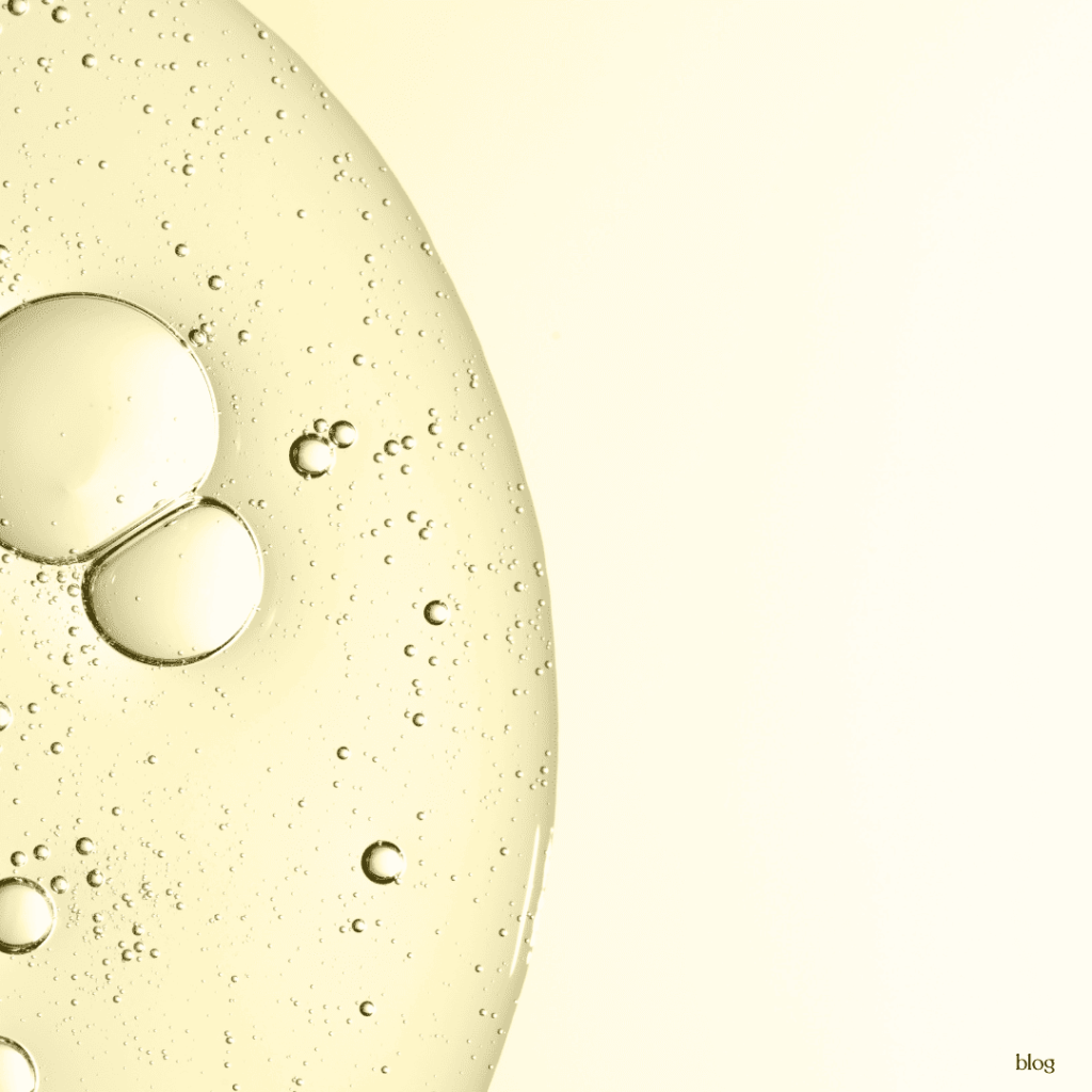La niacinamide è una forma idrosolubile della vitamina B3. Si tratta di un attivo multifunzionale che agisce in profondità sulla pelle, aiutandola a ritrovare equilibrio e luminosità. È ben tollerata anche dalle pelli più sensibili e può essere usata sia al mattino che alla sera, senza particolari controindicazioni.