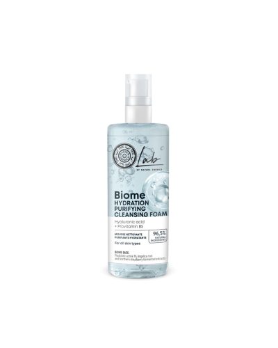 Mousse detergente purificante e idratante per tutti i tipi di pelle La Hydration Purifying Cleansing Foam di Natura Siberica è una mousse detergente ultra delicata che deterge il viso in profondità senza alterare l’equilibrio cutaneo. La sua texture soffice e leggera rimuove efficacemente impurità, sebo e residui di make-up, lasciando la pelle perfettamente pulita, fresca e idratata a lungo. Formulata per tutti i tipi di pelle, anche le più sensibili, è ideale per l’uso quotidiano mattina e sera.