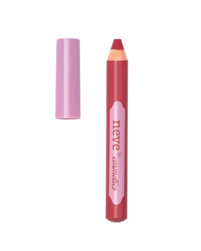 CARTELLA MATITA ROSSETTO NEVE COSMETICS Cartella PlayTime Lipstick di Neve Cosmetics è la matita rossetto perfetta per chi ama i nude dal carattere deciso. La sua elegante tonalità malva-nocciola intensa valorizza naturalmente le labbra, regalando un risultato sofisticato ma originale: un vero e proprio "nude che si fa notare". La formula leggera e confortevole assicura un rilascio di colore pieno e vellutato, facile da modulare e piacevole da indossare per tutto il giorno. Arricchita con olio di cocco, aiuta a mantenere le labbra morbide e idratate, mentre il sorprendente aroma di girelle di liquirizia rende ogni applicazione un piccolo momento di piacere. Pratica come una matita e performante come un rossetto, è ideale sia da sola che sfumata con altre tonalità della linea PlayTime Lipstick per creare combinazioni sempre nuove.