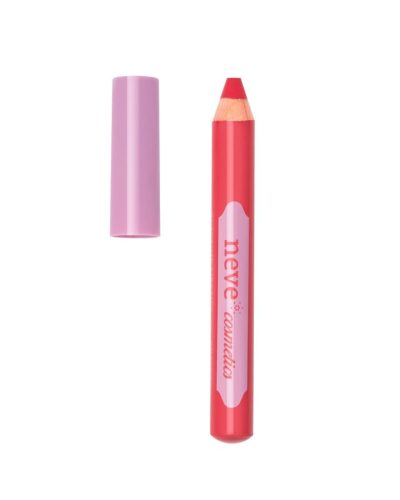 FILASTROCCA MATITA ROSSETTO NEVE COSMETICS Filastrocca PlayTime Lipstick di Neve Cosmetics è la matita rossetto dedicata a chi ama i colori vivaci e pieni di energia. La sua intensa tonalità rosso aragosta caldo illumina immediatamente il sorriso, regalando alle labbra un look fresco, allegro e irresistibilmente femminile. Pratica come una matita e performante come un rossetto, presenta una formula leggerissima e a lunga durata che avvolge le labbra con un colore pieno e vellutato. Arricchita con olio di cocco, aiuta a mantenere le labbra morbide e confortevoli, mentre il goloso profumo di bubblegum alla fragola trasforma ogni applicazione in un piccolo momento di piacere. Perfetta da utilizzare da sola oppure da sfumare con altre tonalità della linea PlayTime Lipstick per creare look sempre nuovi e personalizzati.